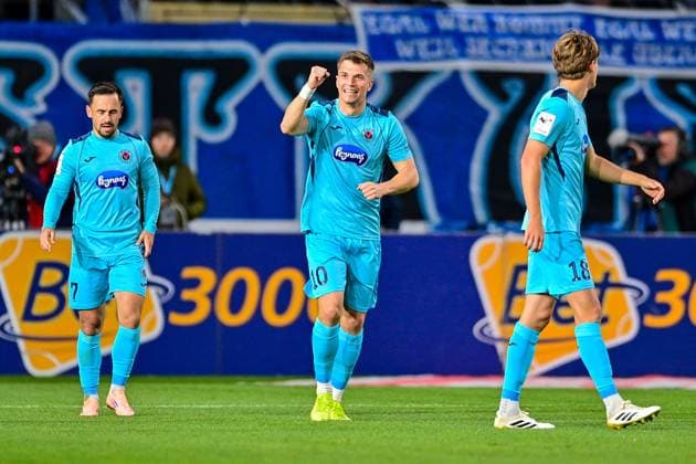 Players of FC Viktoria Köln with goal celebration, celebrate the goal, goal, celebration, jubilation over the goal to 0 2 by David Otto Viktoria Köln, 10 2 v li , optimistic, action, action, 01 10 2025, Munich Germany , Football, 3 Liga, TSV 1860 München FC Viktoria Köln, DFB DFL REGULATIONS PROHIBIT ANY USE OF PHOTOGRAPHS AS IMAGE SEQUENCES AND OR QUASI VIDEO xslx