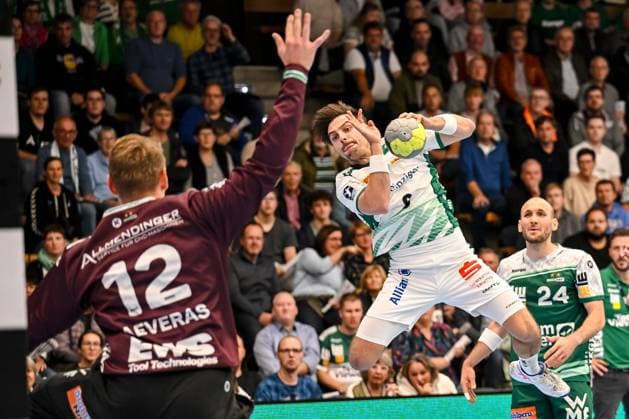 Goeppingen, Deutschland, 01.10.25: Torwart Kristian Saveras (FRISCH AUF! Goeppingen) und Lucas Krzikalla (SC DHfK Leipzig) im Zweikampf waehrend des DHB Pokal 2 Runde Spiels zwischen FRISCH AUF! Goeppingen vs SC DHfK Leipzig in der EWS Arena am 01. Oktober 2025 in Goeppingen, Deutschland. (Foto von Harry Langer DeFodi Images) Goeppingen, Germany, 01.10.25: Torwart Kristian Saveras (FRISCH AUF! Goeppingen) und Lucas Krzikalla (SC DHfK Leipzig) battle for the ball during the DHB Pokal 2 Runde match between FRISCH AUF! Goeppingen vs SC DHfK Leipzig at EWS Arena on October 1, 2025 in Goeppingen, Germany. (Photo by Harry Langer DeFodi Images) (Photo by Harry Langer DeFodi Images) Goeppingen, Germany, 01 10 25 Goalkeeper Kristian Saveras FRISCH AUF Goeppingen and Lucas Krzikalla SC DHfK Leipzig battle for the ball during the DHB Pokal 2 round match between FRISCH AUF Goeppingen vs SC DHfK Leipzig at EWS Arena on October 01, 2025 in Goeppingen, Germany Photo by Harry Langer DeFodi Images Goeppingen, Germany, 01 10 25 Goalkeeper Kristian Saveras FRISCH AUF Goeppingen and Lucas Krzikalla SC DHfK Leipzig battle for the ball during the DHB Pokal 2 Runde match between FRISCH AUF Goeppingen vs SC DHfK Leipzig at EWS Arena on October 1, 2025 in Goeppingen, Germany Photo by Harry Langer DeFodi Images Photo by Harry Langer DeFodi Images
