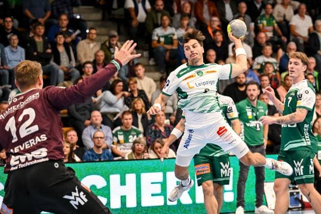 Goeppingen, Deutschland, 01.10.25: Torwart Kristian Saveras (FRISCH AUF! Goeppingen) und Lucas Krzikalla (SC DHfK Leipzig) im Zweikampf waehrend des DHB Pokal 2 Runde Spiels zwischen FRISCH AUF! Goeppingen vs SC DHfK Leipzig in der EWS Arena am 01. Oktober 2025 in Goeppingen, Deutschland. (Foto von Harry Langer DeFodi Images) Goeppingen, Germany, 01.10.25: Torwart Kristian Saveras (FRISCH AUF! Goeppingen) und Lucas Krzikalla (SC DHfK Leipzig) battle for the ball during the DHB Pokal 2 Runde match between FRISCH AUF! Goeppingen vs SC DHfK Leipzig at EWS Arena on October 1, 2025 in Goeppingen, Germany. (Photo by Harry Langer DeFodi Images) (Photo by Harry Langer DeFodi Images) Goeppingen, Germany, 01 10 25 Goalkeeper Kristian Saveras FRISCH AUF Goeppingen and Lucas Krzikalla SC DHfK Leipzig battle for the ball during the DHB Pokal 2 round match between FRISCH AUF Goeppingen vs SC DHfK Leipzig at EWS Arena on October 01, 2025 in Goeppingen, Germany Photo by Harry Langer DeFodi Images Goeppingen, Germany, 01 10 25 Goalkeeper Kristian Saveras FRISCH AUF Goeppingen and Lucas Krzikalla SC DHfK Leipzig battle for the ball during the DHB Pokal 2 Runde match between FRISCH AUF Goeppingen vs SC DHfK Leipzig at EWS Arena on October 1, 2025 in Goeppingen, Germany Photo by Harry Langer DeFodi Images Photo by Harry Langer DeFodi Images