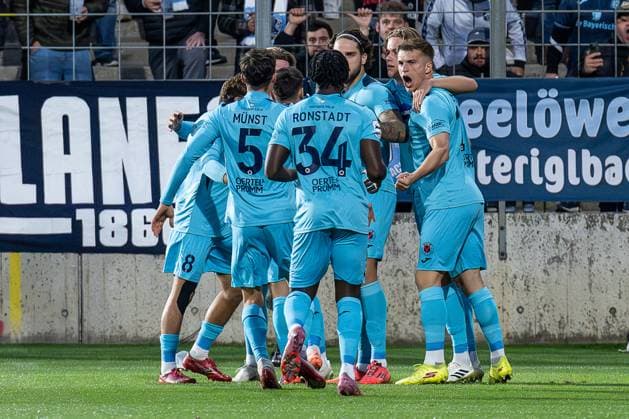 Cologne celebrate with Lex Tyger Lobinger FC Viktoria Koeln, 9 his goal from a penalty kick to 0 1 GER, TSV 1860 Muenchen vs Viktoria Koeln 1904, Football, 3 Bundesliga, Matchday 9, Season 2025 2026, 01 10 2025 DFL DFB REGULATIONS PROHIBIT ANY USE OF PHOTOGRAPHS as IMAGE SEQUENCES and or QUASI VIDEO GER, TSV 1860 Muenchen vs Viktoria Koeln 1904, Football, 3 Bundesliga, Matchday 9, Season 2025 2026, 01 10 2025 Muenchen Copyright: xEibner-Pressefoto HeikexFeinerx EP_HFR