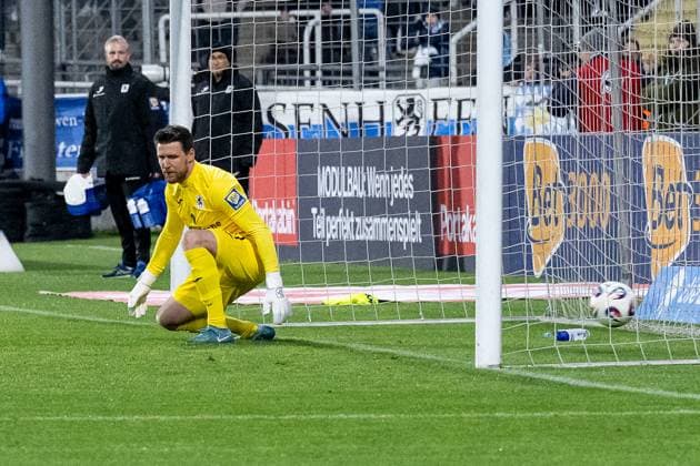 Rene Vollath goalkeeper, TSV 1860 Muenchen, 11 already beaten by a penalty kick after four minutes of play when scoring 0 1 GER, TSV 1860 Muenchen vs Viktoria Koeln 1904, Football, 3 Bundesliga, Matchday 9, Season 2025 2026, 01 10 2025 DFL DFB REGULATIONS PROHIBIT ANY USE OF PHOTOGRAPHS as IMAGE SEQUENCES and or QUASI VIDEO GER, TSV 1860 Muenchen vs Viktoria Koeln 1904, Football, 3 Bundesliga, Matchday 9, Season 2025 2026, 01 10 2025 Muenchen Copyright: xEibner-Pressefoto HeikexFeinerx EP_HFR
