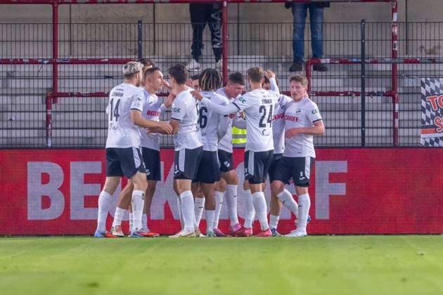 Verl, Germany 01 October 2025 3 Liga 2025 2026 SC Verl vs FC Ingolstadt 04 In the picture in the grape scorer Dominik Steczyk SC cheers with his teammates after his goal for 1 0, DFB regulations prohibit any use of photographs as image sequences and or quasi video Sportclub Arena Nordrhein Westfalen Copyright: xFotostandx xSchäferx