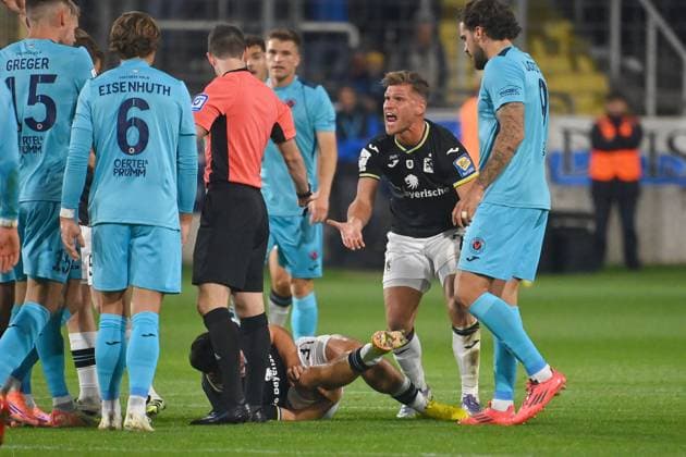 Kevin VOLLAND TSV 1860 Muenchen , injured,Injury, Florian NIEDERLECHNER TSV 1860 Muenchen Football 3 Liga,9 Matchday, Season 2025 26 TSV 1860 Muenchen Viktoria Koeln on 01 10 2025 GRUENWALDER STADION