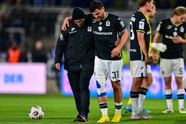 Kevin Volland TSV 1860, 31 must be substituted due to injury, racked with pain after a foul, injured, injury, injured, sporting injury, 01 10 2025, Munich Germany , Football, 3 Liga, TSV 1860 München FC Viktoria Köln, DFB DFL REGULATIONS PROHIBIT ANY USE OF PHOTOGRAPHS AS IMAGE SEQUENCES AND OR QUASI VIDEO xslx