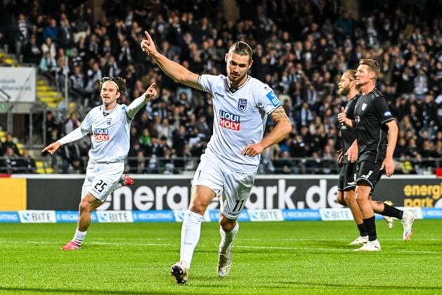 GER, 3 Liga, SSV Ulm 1846 vs 1 FC Schweinfurt 05 01 10 2025, Donaustadion, Ulm, GER, 3 Liga, SSV Ulm 1846 vs 1 FC Schweinfurt 05, in the picture goal celebration after goal to 1 0, Dennis Chessa SSV Ulm, 11 , in the background Elias Löder Loeder SSV Ulm, 25 nordphotoxGmbHx xHafner nph00200
