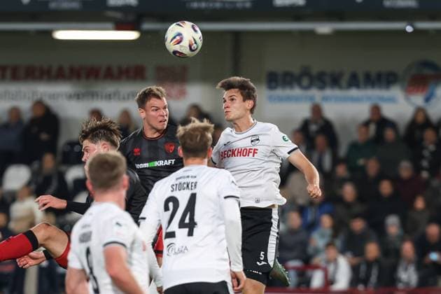 3 Liga SC Verl FC Ingolstadt 04 duel Battle for the ball Simon Lorenz 32, FCI Ens Martin 5 Verl Stöcker Michel 24 Verl 3 Liga FC Ingolstadt 04 Season 2025 2026 SC Verl