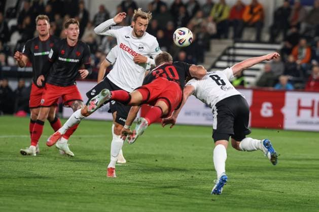 3 Liga SC Verl FC Ingolstadt 04 duel Battle for the ball Stöcker Michel 24 Verl Yannick Deichmann 20, FCI Waidner Dennis 8 Verl 3 Liga FC Ingolstadt 04 Season 2025 2026 SC Verl