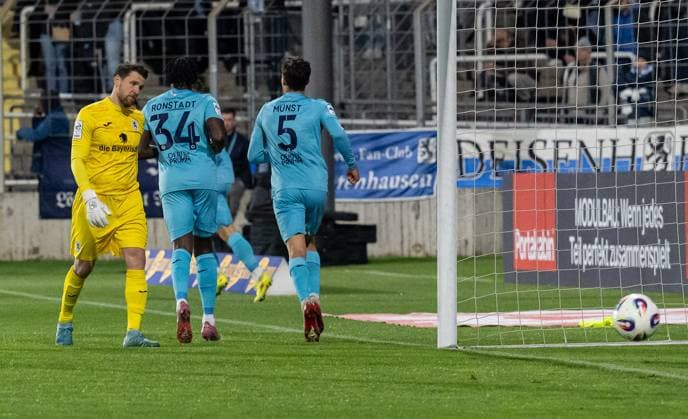 Rene Vollath goalkeeper, TSV 1860 Muenchen, 11 is served after the goal to 0 2, while Frank Ronstadt FC Viktoria Koeln, 34 and Leonhard Muenst FC Viktoria Koeln, 5 make their way to celebrate GER, TSV 1860 Muenchen vs Viktoria Koeln 1904, Soccer, 3 Bundesliga, 9 Matchday, Season 2025 2026, 01 10 2025 DFL DFB REGULATIONS PROHIBIT ANY USE OF PHOTOGRAPHS as IMAGE SEQUENCES and or QUASI VIDEO GER, TSV 1860 Muenchen vs Viktoria Koeln 1904, Football, 3 Bundesliga, 9 Matchday, Season 2025 2026, 01 10 2025 Muenchen Copyright: xEibner-Pressefoto HeikexFeinerx EP_HFR