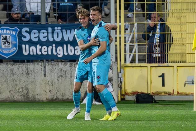 Tim Kloss FC Viktoria Koeln, 18 celebrates with David Otto FC Viktoria Koeln, 10 his goal for 0 2 GER, TSV 1860 Muenchen vs Viktoria Koeln 1904, Football, 3 Bundesliga, Matchday 9, Season 2025 2026, 01 10 2025 DFL DFB REGULATIONS PROHIBIT ANY USE OF PHOTOGRAPHS as IMAGE SEQUENCES and or QUASI VIDEO GER, TSV 1860 Muenchen vs Viktoria Koeln 1904, Football, 3 Bundesliga, Matchday 9, Season 2025 2026, 01 10 2025 Muenchen Copyright: xEibner-Pressefoto HeikexFeinerx EP_HFR