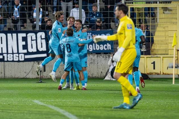 Cologne celebrate with David Otto FC Viktoria Koeln, 10 his goal for 0 2 GER, TSV 1860 Muenchen vs Viktoria Koeln 1904, Football, 3 Bundesliga, Matchday 9, Season 2025 2026, 01 10 2025 DFL DFB REGULATIONS PROHIBIT ANY USE OF PHOTOGRAPHS as IMAGE SEQUENCES and or QUASI VIDEO GER, TSV 1860 Muenchen vs Viktoria Koeln 1904, Football, 3 Bundesliga, Matchday 9, Season 2025 2026, 01 10 2025 Muenchen Copyright: xEibner-Pressefoto HeikexFeinerx EP_HFR
