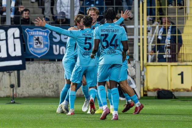 Cologne celebrate with David Otto FC Viktoria Koeln, 10 his goal for 0 2 GER, TSV 1860 Muenchen vs Viktoria Koeln 1904, Football, 3 Bundesliga, Matchday 9, Season 2025 2026, 01 10 2025 DFL DFB REGULATIONS PROHIBIT ANY USE OF PHOTOGRAPHS as IMAGE SEQUENCES and or QUASI VIDEO GER, TSV 1860 Muenchen vs Viktoria Koeln 1904, Football, 3 Bundesliga, Matchday 9, Season 2025 2026, 01 10 2025 Muenchen Copyright: xEibner-Pressefoto HeikexFeinerx EP_HFR
