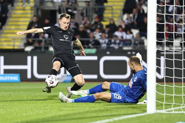 01 10 2025, Football, Men, 9 Matchday 3 League Season 2025 2026 SSV Ulm 1846 FC Schweinfurt 05 From left Joshua Endres FC Schweinfurt 05, 33 with the equalizer to 1 1, Goalkeeper Christian Ortag SSV Ulm, 39