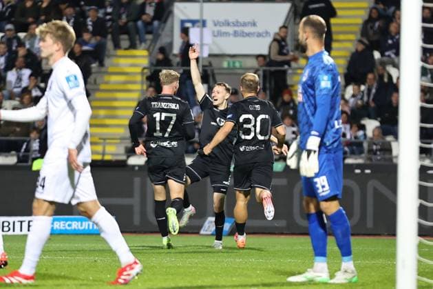 01 10 2025, Soccer, Men, 9 Matchday 3 League Season 2025 2026 SSV Ulm 1846 FC Schweinfurt 05 From left Jakob Tranziska FC Schweinfurt 05, 17 , Joshua Endres FC Schweinfurt 05, 33 with the equalizer to 1 1, Johannes Geis FC Schweinfurt 05, 30