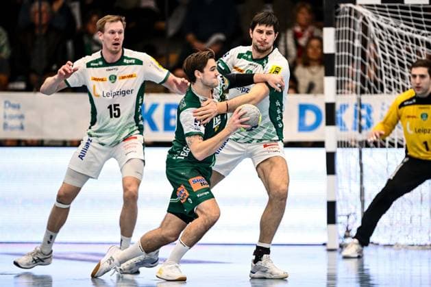 Goeppingen, Deutschland, 01.10.25: Adam Lönn (SC DHfK Leipzig), Ludvig Hallbaeck (FRISCH AUF! Goeppingen) und Marko Maic (SC DHfK Leipzig) im Zweikampf waehrend des DHB Pokal 2 Runde Spiels zwischen FRISCH AUF! Goeppingen vs SC DHfK Leipzig in der EWS Arena am 01. Oktober 2025 in Goeppingen, Deutschland. (Foto von Harry Langer DeFodi Images) Goeppingen, Germany, 01.10.25: Adam Lönn (SC DHfK Leipzig), Ludvig Hallbaeck (FRISCH AUF! Goeppingen) und Marko Maic (SC DHfK Leipzig) battle for the ball during the DHB Pokal 2 Runde match between FRISCH AUF! Goeppingen vs SC DHfK Leipzig at EWS Arena on October 1, 2025 in Goeppingen, Germany. (Photo by Harry Langer DeFodi Images) (Photo by Harry Langer DeFodi Images) Goeppingen, Germany, 01 10 25 Adam Lönn SC DHfK Leipzig , Ludvig Hallbaeck FRISCH AUF Goeppingen and Marko Maic SC DHfK Leipzig in a duel during the DHB Pokal 2 round match between FRISCH AUF Goeppingen vs SC DHfK Leipzig at EWS Arena on October 01, 2025 in Goeppingen, Germany Photo by Harry Langer DeFodi Images Goeppingen, Germany, 01 10 25 Adam Lönn SC DHfK Leipzig , Ludvig Hallbaeck FRISCH AUF Goeppingen and Marko Maic SC DHfK Leipzig battle for the ball during the DHB Pokal 2 Runde match between FRISCH AUF Goeppingen vs SC DHfK Leipzig at EWS Arena on October 1, 2025 in Goeppingen, Germany Photo by Harry Langer DeFodi Images Photo by Harry Langer DeFodi Images