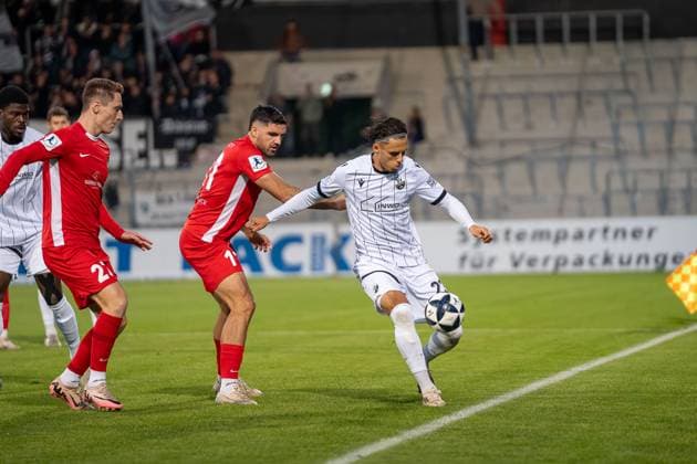 Teoman Akmestanli SV Sandhausen, 23 on the ball against Loris Maier SG Sonnenhof Großaspach, 27 and Michael Kleinschrodt SG Sonnenhof Großaspach, 11 , SG Sonnenhof Großaspach vs SV Sandhausen, Soccer, Regionalliga Südwest, Matchday 10, Season 2025 2026, 01 10 2025 SG Sonnenhof Großaspach vs SV Sandhausen, Soccer, Regionalliga Südwest, Matchday 10, Season 2025 2026, 01 10 2025 Aspach Copyright: xEibner-Pressefoto PhilipxZieglerx EP_PZR