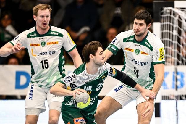 Goeppingen, Deutschland, 01.10.25: Adam Lönn (SC DHfK Leipzig), Ludvig Hallbaeck (FRISCH AUF! Goeppingen) und Marko Maic (SC DHfK Leipzig) im Zweikampf waehrend des DHB Pokal 2 Runde Spiels zwischen FRISCH AUF! Goeppingen vs SC DHfK Leipzig in der EWS Arena am 01. Oktober 2025 in Goeppingen, Deutschland. (Foto von Harry Langer DeFodi Images) Goeppingen, Germany, 01.10.25: Adam Lönn (SC DHfK Leipzig), Ludvig Hallbaeck (FRISCH AUF! Goeppingen) und Marko Maic (SC DHfK Leipzig) battle for the ball during the DHB Pokal 2 Runde match between FRISCH AUF! Goeppingen vs SC DHfK Leipzig at EWS Arena on October 1, 2025 in Goeppingen, Germany. (Photo by Harry Langer DeFodi Images) (Photo by Harry Langer DeFodi Images) Goeppingen, Germany, 01 10 25 Adam Lönn SC DHfK Leipzig , Ludvig Hallbaeck FRISCH AUF Goeppingen and Marko Maic SC DHfK Leipzig in a duel during the DHB Pokal 2 round match between FRISCH AUF Goeppingen vs SC DHfK Leipzig at EWS Arena on October 01, 2025 in Goeppingen, Germany Photo by Harry Langer DeFodi Images Goeppingen, Germany, 01 10 25 Adam Lönn SC DHfK Leipzig , Ludvig Hallbaeck FRISCH AUF Goeppingen and Marko Maic SC DHfK Leipzig battle for the ball during the DHB Pokal 2 Runde match between FRISCH AUF Goeppingen vs SC DHfK Leipzig at EWS Arena on October 1, 2025 in Goeppingen, Germany Photo by Harry Langer DeFodi Images Photo by Harry Langer DeFodi Images