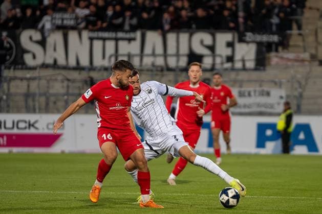 Duel between Marius Kunde SG Sonnenhof Großaspach, 16 and David Mamutovic SV Sandhausen, 07 , SG Sonnenhof Großaspach vs SV Sandhausen, Football, Regionalliga Südwest, Matchday 10, Season 2025 2026, 01 10 2025 SG Sonnenhof Großaspach vs SV Sandhausen, Football, Regionalliga Südwest, Matchday 10, Season 2025 2026, 01 10 2025 Aspach Copyright: xEibner-Pressefoto PhilipxZieglerx EP_PZR