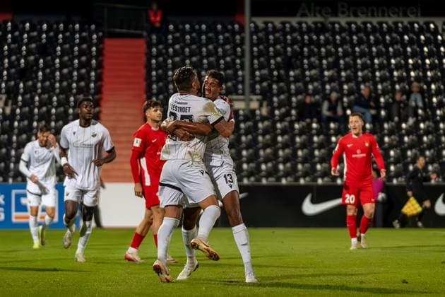 Pascal Testroet SV Sandhausen, 37 celebrates with Yannick Osee SV Sandhausen, 13 over the 0 1, SG Sonnenhof Großaspach vs SV Sandhausen, Football, Regionalliga Südwest, Matchday 10, Season 2025 2026, 01 10 2025 SG Sonnenhof Großaspach vs SV Sandhausen, Football, Regionalliga Südwest, Matchday 10, Season 2025 2026, 01 10 2025 Aspach Copyright: xEibner-Pressefoto PhilipxZieglerx EP_PZR