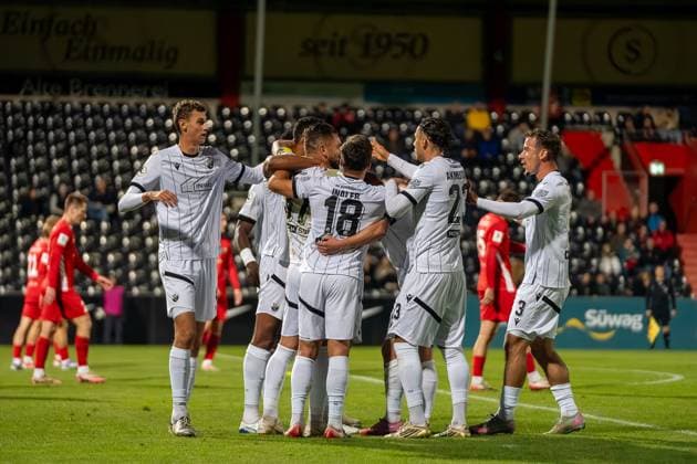 SV Sandhausen celebrates the 0 1, in the picture are Benedikt Wimmer SV Sandhausen, 04 , Pascal Testroet SV Sandhausen, 37 , Berk Inaler SV Sandhausen, 18 , Teoman Akmestanli SV Sandhausen, 23 and Louis Kolbe SV Sandhausen, 03 , SG Sonnenhof Großaspach vs SV Sandhausen, Football, Regionalliga Südwest, Matchday 10, Season 2025 2026, 01 10 2025 SG Sonnenhof Großaspach vs SV Sandhausen, Football, Regionalliga Südwest, Matchday 10, Season 2025 2026, 01 10 2025 Aspach Copyright: xEibner-Pressefoto PhilipxZieglerx EP_PZR