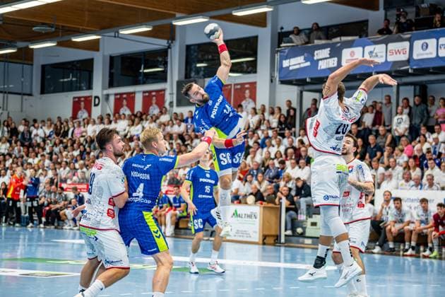 DHB Cup TV Hüttenberg VfL Gummersbach, 01 10 25 Teitur Örn Einarsson VfL Gummersbach, 14 , Ellidi Vidarsson VfL Gummersbach, 4 , Miro Schluroff VfL Gummersbach, 15 , Vit Reichl TV Hüttenberg, 19 , Leif Haack TV Hüttenberg, 20 , Hendrik Schreiber TV Hüttenberg, 51 DHB Cup TV Hüttenberg VfL Gummersbach Hüttenberg, 01 10 25 Copyright: xBEAUTIFULxSPORTS Roeczeyx