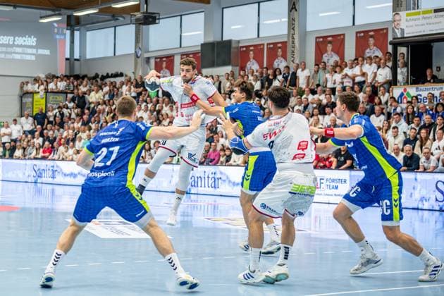 DHB Cup TV Hüttenberg VfL Gummersbach, 01 10 25 Leif Haack TV Hüttenberg, 20 , Vit Reichl TV Hüttenberg, 19 , Kristjan Horžen VfL Gummersbach, 27 , Julian Köster VfL Gummersbach, 7 , ät pán Zeman VfL Gummersbach, 66 DHB Cup TV Hüttenberg VfL Gummersbach Hüttenberg, 01 10 25 Copyright: xBEAUTIFULxSPORTS Roeczeyx