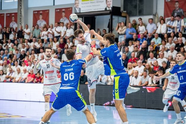 DHB Cup TV Hüttenberg VfL Gummersbach, 01 10 25 David Kuntscher TV Hüttenberg, 97 , Hendrik Schreiber TV Hüttenberg, 51 , ät pán Zeman VfL Gummersbach, 66 , Julian Köster VfL Gummersbach, 7 DHB Cup TV Hüttenberg VfL Gummersbach Hüttenberg, 01 10 25 Copyright: xBEAUTIFULxSPORTS Roeczeyx