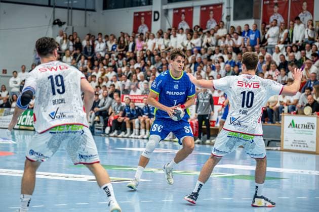 DHB Cup TV Hüttenberg VfL Gummersbach, 01 10 25 Julian Köster VfL Gummersbach, 7 , Vit Reichl TV Hüttenberg, 19 , Paul Ohl TV Hüttenberg, 10 DHB Cup TV Hüttenberg VfL Gummersbach Hüttenberg, 01 10 25 Copyright: xBEAUTIFULxSPORTS Roeczeyx