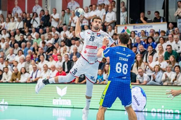 DHB Cup TV Hüttenberg VfL Gummersbach, 01 10 25 Leif Haack TV Hüttenberg, 20 , ät pán Zeman VfL Gummersbach, 66 DHB Cup TV Hüttenberg VfL Gummersbach Hüttenberg, 01 10 25 Copyright: xBEAUTIFULxSPORTS Roeczeyx