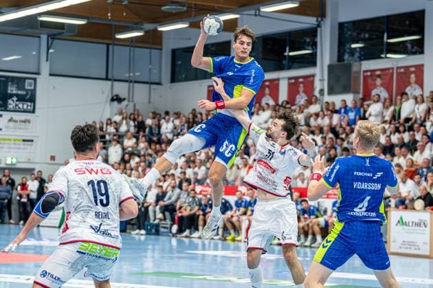 DHB Cup TV Hüttenberg VfL Gummersbach, 01 10 25 Julian Köster VfL Gummersbach, 7 , Ellidi Vidarsson VfL Gummersbach, 4 , Vit Reichl TV Hüttenberg, 19 , Hendrik Schreiber TV Hüttenberg, 51 DHB Cup TV Hüttenberg VfL Gummersbach Hüttenberg, 01 10 25 Copyright: xBEAUTIFULxSPORTS Roeczeyx