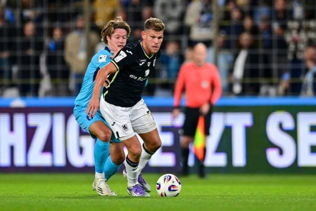 from left Tobias Eisenhuth Viktoria Köln, 6 Florian Niederlechner TSV 1860, 7 in duel, duel, tackle, dynamics, action, action, 01 10 2025, Munich Germany , Football, 3 Liga, TSV 1860 München FC Viktoria Köln, DFB DFL REGULATIONS PROHIBIT ANY USE OF PHOTOGRAPHS AS IMAGE SEQUENCES AND OR QUASI VIDEO xslx
