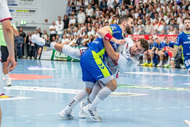 DHB Cup TV Hüttenberg VfL Gummersbach, 01 10 25 Leif Haack TV Hüttenberg, 20 , Teitur Örn Einarsson VfL Gummersbach, 14 DHB Cup TV Hüttenberg VfL Gummersbach Hüttenberg, 01 10 25 Copyright: xBEAUTIFULxSPORTS Roeczeyx