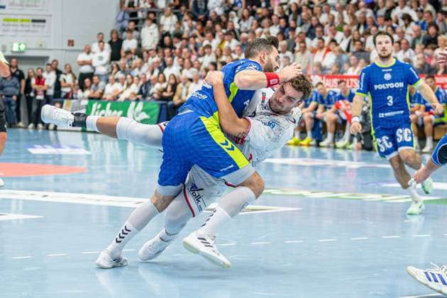 DHB Cup TV Hüttenberg VfL Gummersbach, 01 10 25 Leif Haack TV Hüttenberg, 20 , Teitur Örn Einarsson VfL Gummersbach, 14 DHB Cup TV Hüttenberg VfL Gummersbach Hüttenberg, 01 10 25 Copyright: xBEAUTIFULxSPORTS Roeczeyx