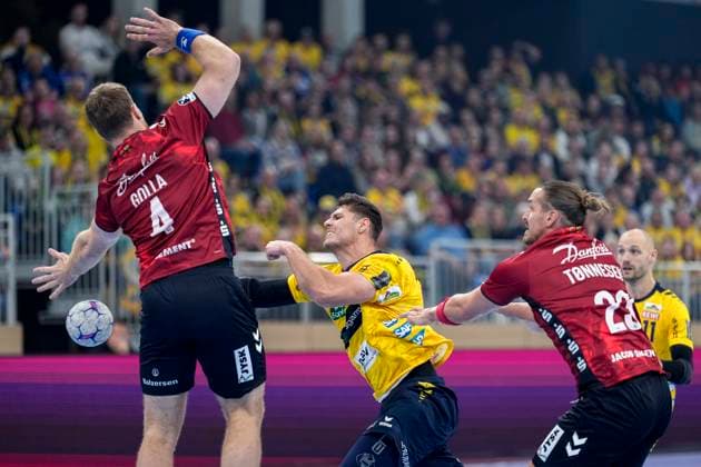 from left Johannes Golla Flensburg, 4 , Sebastian Heymann RNL, 13 , Kent Robin Tönnesen Flensburg, 23 , duel, duel, tackle, tackling, dynamics, action, action, 01 10 2025, Heidelberg Germany , Handball, DHB Pokal, 2nd round, Rhein Neckar Löwen SG Flensburg Handewitt xozx