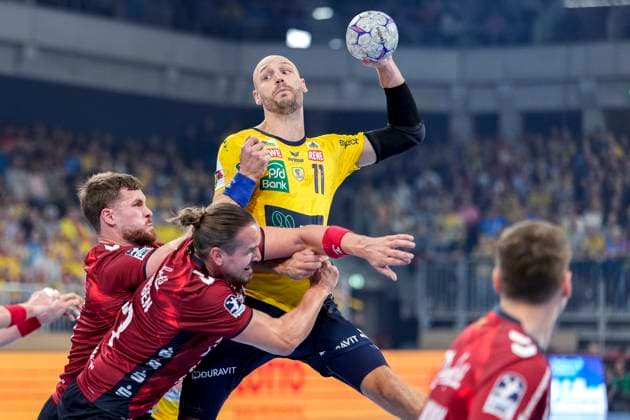 from left Johannes Golla Flensburg, 4 , Kent Robin Tönnesen Flensburg, 23 , Lukas Sandell RNL, 11 , duel, duel, tackle, tackling, dynamics, action, action, 01 10 2025, Heidelberg Germany , Handball, DHB Pokal, 2nd round, Rhein Neckar Löwen SG Flensburg Handewitt xozx