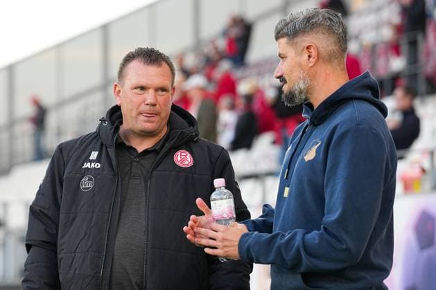 01 10 2025, xydrx, Fußball, 3 Liga, Rot Weiss Essen TSG 1899 Hoffenheim II, Saison 2025 2026, Stadion an der Hafenstraße Uwe Koschinat Head Coach Rot Weiss Essen in conversation with Stefan Kleineheinsmann Coach TSG 1899 Hoffenheim II DFB regulations prohibit any use of photographs as image sequences and or quasi video Nordrhein Westfahlen Germany