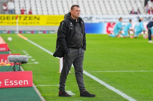 01 10 2025, xydrx, Fußball, 3 Liga, Rot Weiss Essen TSG 1899 Hoffenheim II, Saison 2025 2026, Stadion an der Hafenstraße Uwe Koschinat Head Coach Rot Weiss Essen DFB regulations prohibit any use of photographs as image sequences and or quasi video Nordrhein Westfahlen Germany