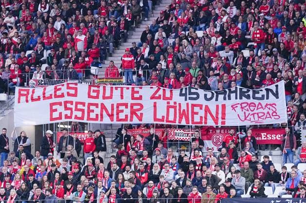 01 10 2025, xydrx, Fußball, 3 Liga, Rot Weiss Essen TSG 1899 Hoffenheim II, Saison 2025 2026, Stadion an der Hafenstraße Essener Fans hold up a banner with the inscription Alles gute zu 45 Jahren Essener Löwen DFB regulations prohibit any use of photographs as image sequences and or quasi video Nordrhein Westfahlen Germany
