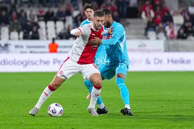 01 10 2025, xydrx, Fußball, 3 Liga, Rot Weiss Essen TSG 1899 Hoffenheim II, Saison 2025 2026, Stadion an der Hafenstraße Torben Muesel Rot Weiss Essen 26 im Zweikampf gegen Rube Reisig TSG 1899 Hoffenheim II 17 DFB regulations prohibit any use of photographs as image sequences and or quasi video Nordrhein Westfahlen Germany