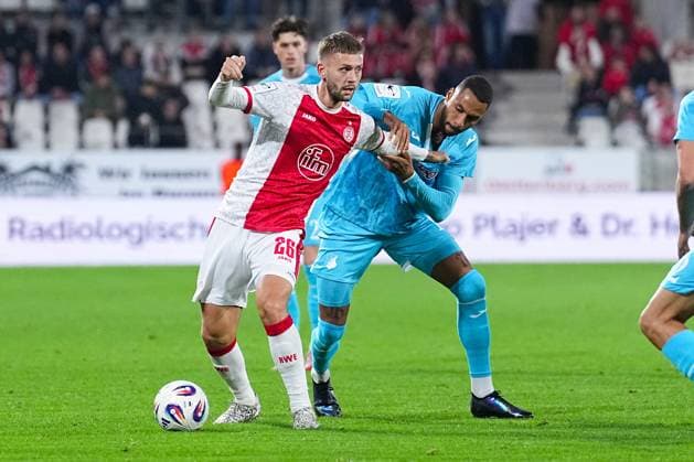 01 10 2025, xydrx, Fußball, 3 Liga, Rot Weiss Essen TSG 1899 Hoffenheim II, Saison 2025 2026, Stadion an der Hafenstraße Torben Muesel Rot Weiss Essen 26 im Zweikampf gegen Rube Reisig TSG 1899 Hoffenheim II 17 DFB regulations prohibit any use of photographs as image sequences and or quasi video Nordrhein Westfahlen Germany