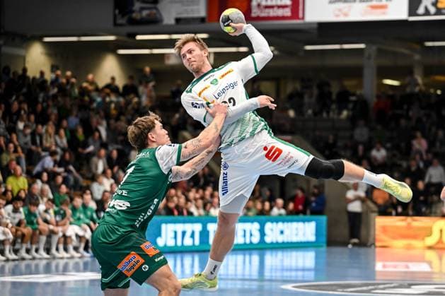 Goeppingen, Deutschland, 01.10.25: Victor Kloeve (FRISCH AUF! Goeppingen) und Franz Semper (SC DHfK Leipzig) im Zweikampf waehrend des DHB Pokal 2 Runde Spiels zwischen FRISCH AUF! Goeppingen vs SC DHfK Leipzig in der EWS Arena am 01. Oktober 2025 in Goeppingen, Deutschland. (Foto von Harry Langer DeFodi Images) Goeppingen, Germany, 01.10.25: Victor Kloeve (FRISCH AUF! Goeppingen) und Franz Semper (SC DHfK Leipzig) battle for the ball during the DHB Pokal 2 Runde match between FRISCH AUF! Goeppingen vs SC DHfK Leipzig at EWS Arena on October 1, 2025 in Goeppingen, Germany. (Photo by Harry Langer DeFodi Images) (Photo by Harry Langer DeFodi Images) Goeppingen, Germany, 01 10 25 Victor Kloeve FRISCH AUF Goeppingen and Franz Semper SC DHfK Leipzig battle for the ball during the DHB Pokal 2 round match between FRISCH AUF Goeppingen vs SC DHfK Leipzig at EWS Arena on October 01, 2025 in Goeppingen, Germany Photo by Harry Langer DeFodi Images Goeppingen, Germany, 01 10 25 Victor Kloeve FRISCH AUF Goeppingen and Franz Semper SC DHfK Leipzig battle for the ball during the DHB Pokal 2 Runde match between FRISCH AUF Goeppingen vs SC DHfK Leipzig at EWS Arena on October 1, 2025 in Goeppingen, Germany Photo by Harry Langer DeFodi Images Photo by Harry Langer DeFodi Images