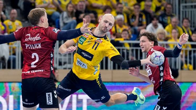 from left Simon Pytlick Flensburg, 2 , Lukas Sandell RNL, 11 , Lasse Möller Flensburg, 64 , duel, duel scene, duel, tackle, tackling, dynamics, action, action, 01 10 2025, Heidelberg Germany , Handball, DHB Pokal, 2 round, Rhein Neckar Löwen SG Flensburg Handewitt xozx