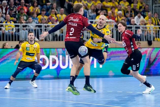 from left Simon Pytlick Flensburg, 2 , Lukas Sandell RNL, 11 , Lasse Möller Flensburg, 64 , duel, duel scene, duel, tackle, tackling, dynamics, action, action, 01 10 2025, Heidelberg Germany , Handball, DHB Pokal, 2 round, Rhein Neckar Löwen SG Flensburg Handewitt xozx