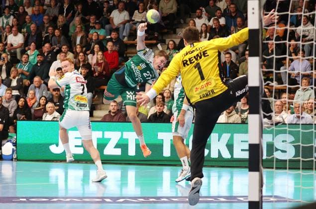 01 10 2025, Germany, Göppingen, Handball DHB Pokal 2 Runde, FRISCH AUF Göppingen vs SC DHfK Leipzig, f l Tomas Piroch Leip , Oskar Sunnefeldt FAG , Domenico Ebner Leip