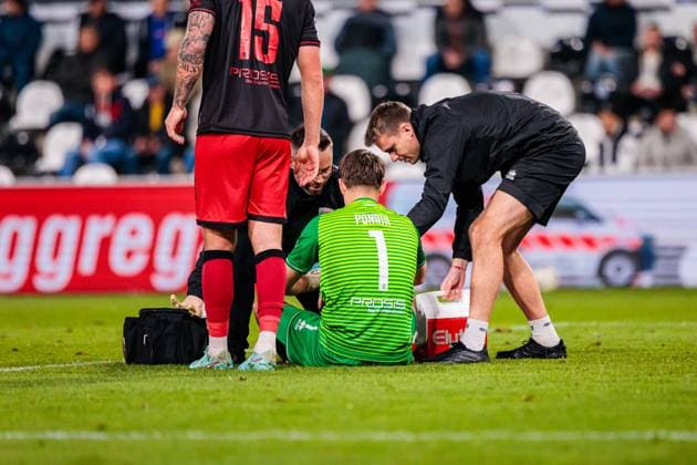 Markus Ponath FC Ingolstadt 04, 01 receives medical treatment for an apparent hand injury GER, SC Verl vs FC Ingolstadt 04, Football, 3 Liga, Matchday 9, 2025 2026 season, 01 10 2025 GER, SC Verl vs FC Ingolstadt 04, Football, 3 Liga, Matchday 9, 2025 2026 season, 01 10 2025 Verl Copyright: xEibner-Pressefoto JanxRollingerx EP_JSK