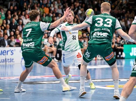 Goeppingen, Deutschland, 01.10.25: Victor Kloeve (FRISCH AUF! Goeppingen), Franz Semper (SC DHfK Leipzig) und Ymir Oern Gislason (FRISCH AUF! Goeppingen) im Zweikampf waehrend des DHB Pokal 2 Runde Spiels zwischen FRISCH AUF! Goeppingen vs SC DHfK Leipzig in der EWS Arena am 01. Oktober 2025 in Goeppingen, Deutschland. (Foto von Harry Langer DeFodi Images) Goeppingen, Germany, 01.10.25: Victor Kloeve (FRISCH AUF! Goeppingen), Franz Semper (SC DHfK Leipzig) und Ymir Oern Gislason (FRISCH AUF! Goeppingen) battle for the ball during the DHB Pokal 2 Runde match between FRISCH AUF! Goeppingen vs SC DHfK Leipzig at EWS Arena on October 1, 2025 in Goeppingen, Germany. (Photo by Harry Langer DeFodi Images) (Photo by Harry Langer DeFodi Images) Goeppingen, Germany, 01 10 25 Victor Kloeve FRISCH AUF Goeppingen , Franz Semper SC DHfK Leipzig and Ymir Oern Gislason FRISCH AUF Goeppingen in a duel during the DHB Pokal 2 round match between FRISCH AUF Goeppingen vs SC DHfK Leipzig at EWS Arena on October 01, 2025 in Goeppingen, Germany Photo by Harry Langer DeFodi Images Goeppingen, Germany, 01 10 25 Victor Kloeve FRISCH AUF Goeppingen , Franz Semper SC DHfK Leipzig and Ymir Oern Gislason FRISCH AUF Goeppingen battle for the ball during the DHB Pokal 2 Runde match between FRISCH AUF Goeppingen vs SC DHfK Leipzig at EWS Arena on October 1, 2025 in Goeppingen, Germany Photo by Harry Langer DeFodi Images Photo by Harry Langer DeFodi Images