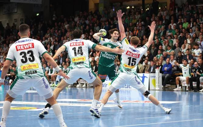 01 10 2025, Germany, Göppingen, Handball DHB Pokal 2 Runde, FRISCH AUF Göppingen vs SC DHfK Leipzig, f l Luka Rogan Leip , Marko Mamic Leip , Oskar Sunnefeldt FAG , Adam Lönn Leip