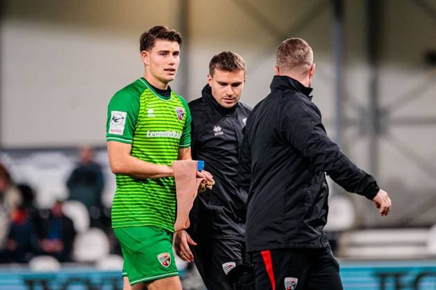Markus Ponath FC Ingolstadt 04, 01 receives medical treatment for an apparent hand injury GER, SC Verl vs FC Ingolstadt 04, Football, 3 Liga, Matchday 9, 2025 2026 season, 01 10 2025 GER, SC Verl vs FC Ingolstadt 04, Football, 3 Liga, Matchday 9, 2025 2026 season, 01 10 2025 Verl Copyright: xEibner-Pressefoto JanxRollingerx EP_JSK