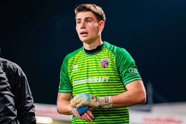 Markus Ponath FC Ingolstadt 04, 01 receives medical treatment for an apparent hand injury GER, SC Verl vs FC Ingolstadt 04, Football, 3 Liga, Matchday 9, 2025 2026 season, 01 10 2025 GER, SC Verl vs FC Ingolstadt 04, Football, 3 Liga, Matchday 9, 2025 2026 season, 01 10 2025 Verl Copyright: xEibner-Pressefoto JanxRollingerx EP_JSK