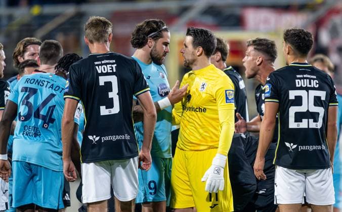 Great concern among the Loewen players and discussions after Kevin Volland TSV 1860 Muenchen, 31 lies injured on the ground after a foul by Lars Dietz FC Viktoria Koeln, 2 and subsequently has to be substituted GER, TSV 1860 Muenchen vs Viktoria Koeln 1904, Football, 3 Bundesliga, Matchday 9, Season 2025 2026, 01 10 2025 DFL DFB REGULATIONS PROHIBIT ANY USE OF PHOTOGRAPHS as IMAGE SEQUENCES and or QUASI VIDEO GER, TSV 1860 Muenchen vs Viktoria Koeln 1904, Football, 3 Bundesliga, Matchday 9, Season 2025 2026, 01 10 2025 Muenchen Copyright: xEibner-Pressefoto HeikexFeinerx EP_HFR