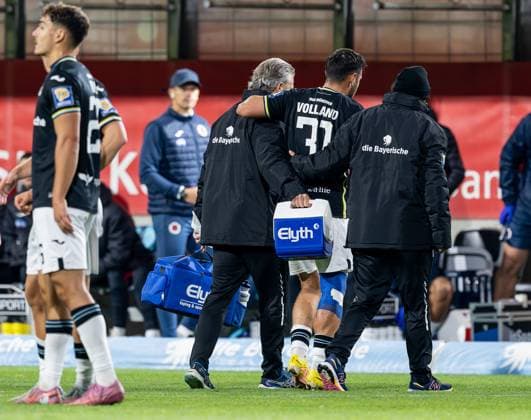 Kevin Volland TSV 1860 Muenchen, 31 has to be taken off the pitch injured in the first half GER, TSV 1860 Muenchen vs Viktoria Koeln 1904, Soccer, 3 Bundesliga, Matchday 9, Season 2025 2026, 01 10 2025 DFL DFB REGULATIONS PROHIBIT ANY USE OF PHOTOGRAPHS as IMAGE SEQUENCES and or QUASI VIDEO GER, TSV 1860 Muenchen vs Viktoria Koeln 1904, Football, 3 Bundesliga, Matchday 9, Season 2025 2026, 01 10 2025 Muenchen Copyright: xEibner-Pressefoto HeikexFeinerx EP_HFR